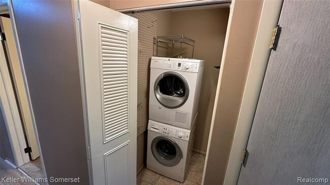 Building Photo - 685 E Fox Hills Dr