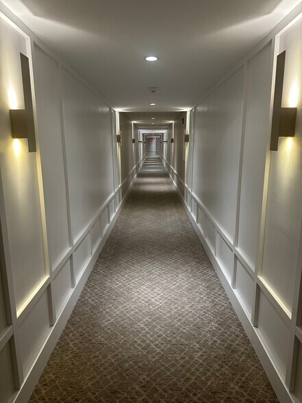 Building Photo - 1637 Oakwood Dr