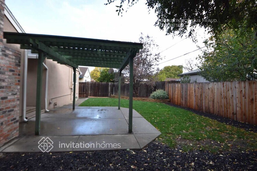 Building Photo - 868 Ashwood Ave
