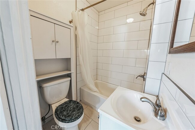 Bedroom Bathroom - 1028 S Grand Ave