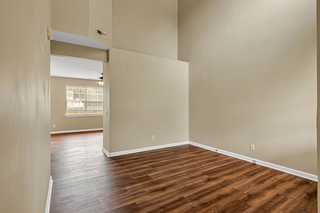 Building Photo - 106 Briar Hollow Dr