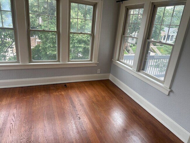 Building Photo - 1645-1647 N Astor St