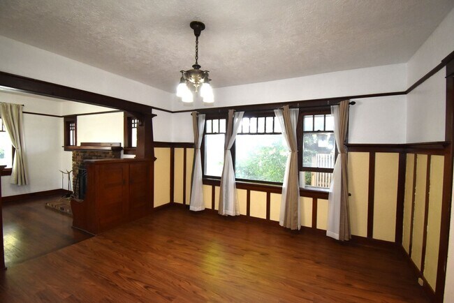 Building Photo - Beautiful Unique Home in Downtown Lebanon!