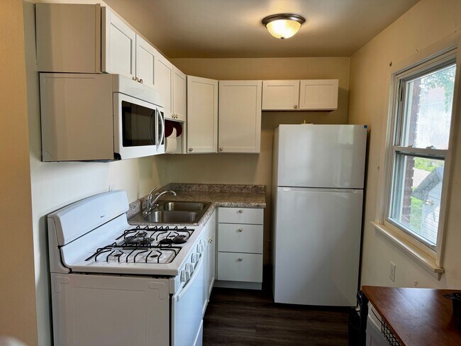 Building Photo - Top Floor Furnished Studio Apartment – All Utilities Included!