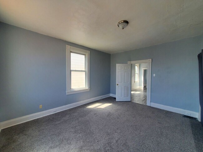 Building Photo - Spacious 3 Bedroom 1.5 Bath House in Price...