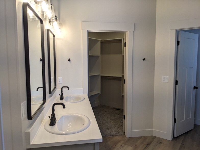 Building Photo - 4039 Snowberry Ave