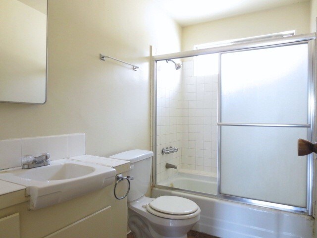 Remodeled bathroom - 8356 Amigo Ave