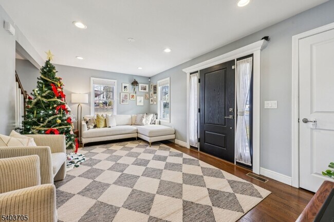 Building Photo - 3-11 Lyons Ave