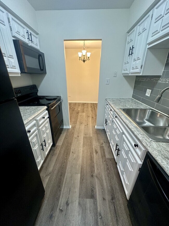 Building Photo - 1629 W Greenleaf Ave