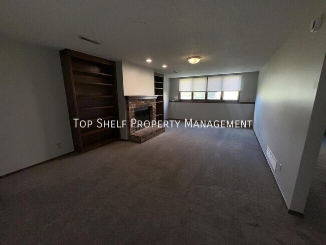 Building Photo - 9041 Carpenter Cir Dr