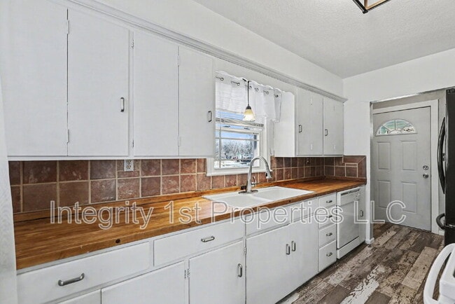 Building Photo - 211 SE 7th St