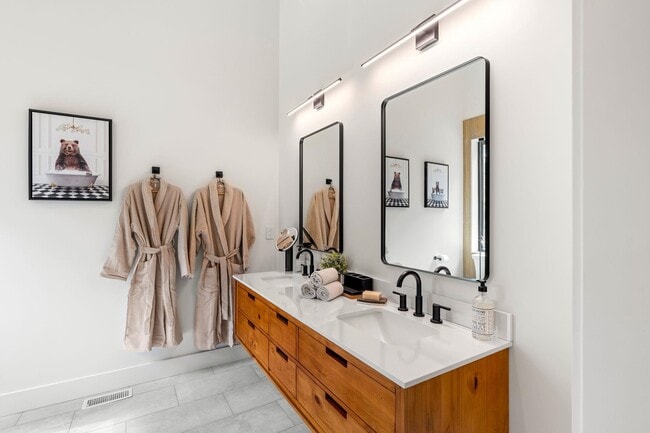 Building Photo - 162 Pond Rd