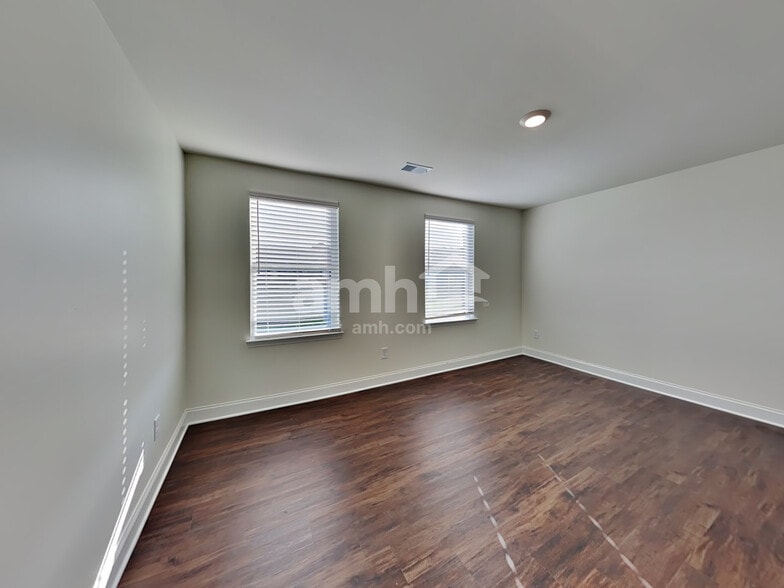 Building Photo - 669 Carnaby Ln