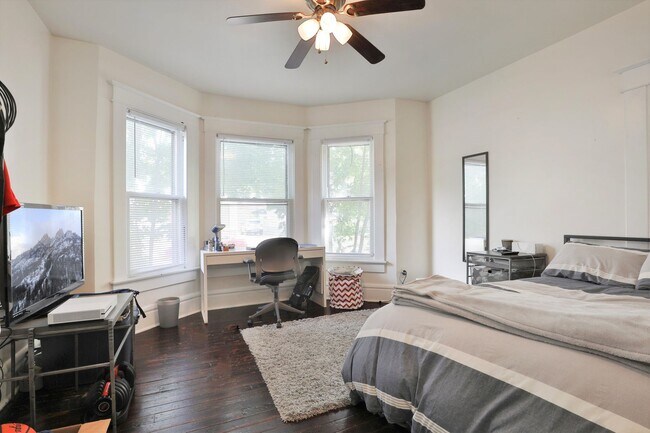 Building Photo - 5 Bedroom Quiet OSU North Campus private home