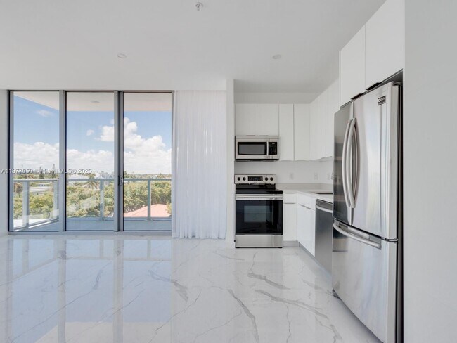 Building Photo - 8425 Crespi Blvd