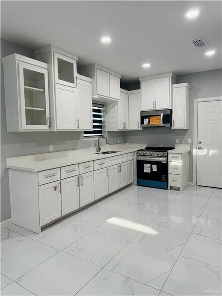 Building Photo - 1200 Country Club Dr