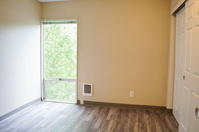 Building Photo - Great Top-Floor 2-Bedroom Near OHSU w/Private Balcony!