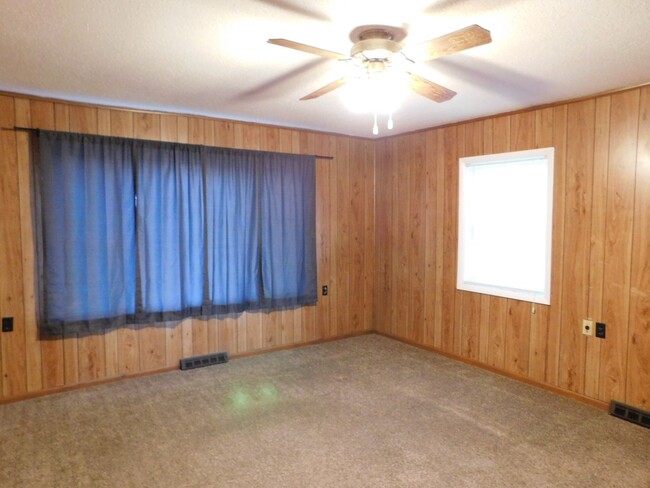 Building Photo - Great 2 bedroom/1 bath home with 2 car gar...