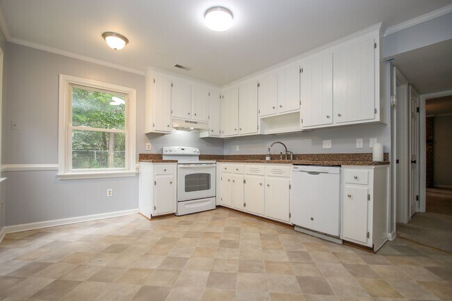 Building Photo - 130 Camelot Crescent