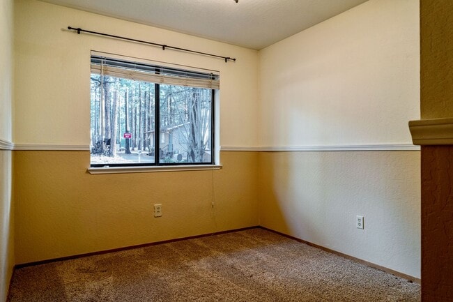 Building Photo - Centrally Located 3 Bedroom House with Fully Fenced in Backyard- Pet Friendly!