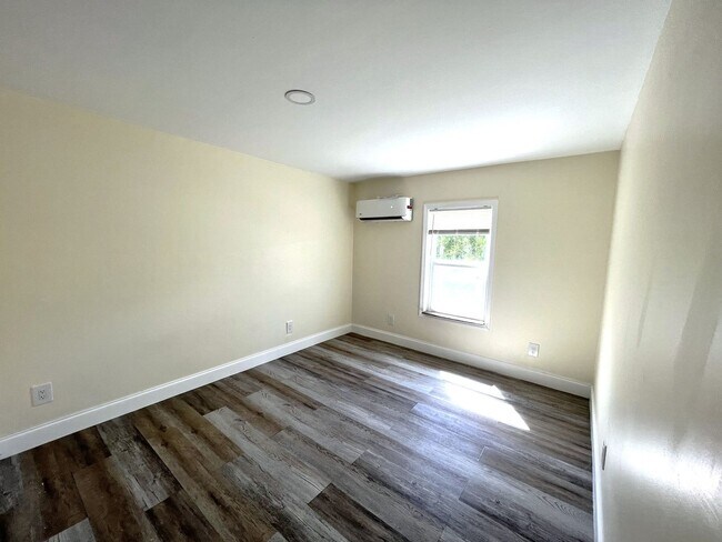 Building Photo - FIRST MONTHS RENT FREE!!! 5 ACRES OF PARAD...