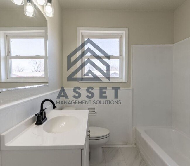 Building Photo - Lovely 4 Bed 1.5 Bath!!