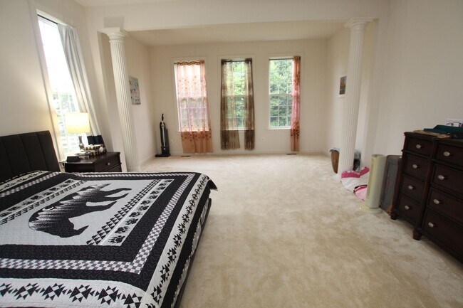 Building Photo - Spacious and modern single family home, lo...