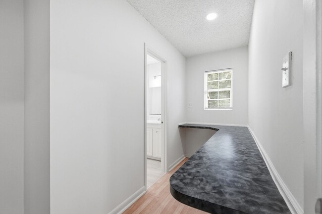 Building Photo - 3BR w/ IDEAL location near Hurlburt Field!!