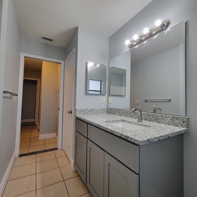 Building Photo - Charmin 3/1 Duplex In Groveland FL