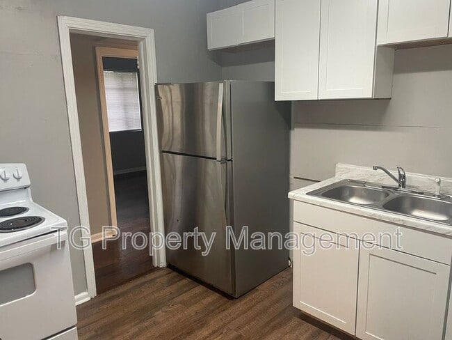 Building Photo - 5205 Hollycrest Dr