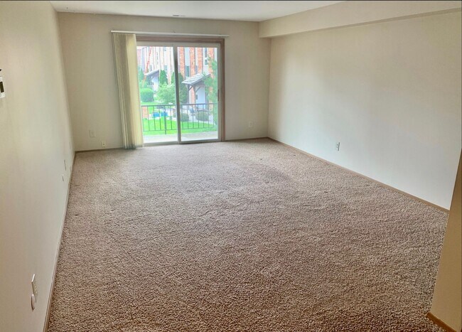 Building Photo - Charming 2-Bedroom Apartment with Balcony ...