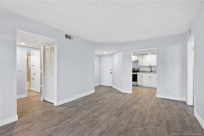 Building Photo - 1564 SE Royal Green Cir