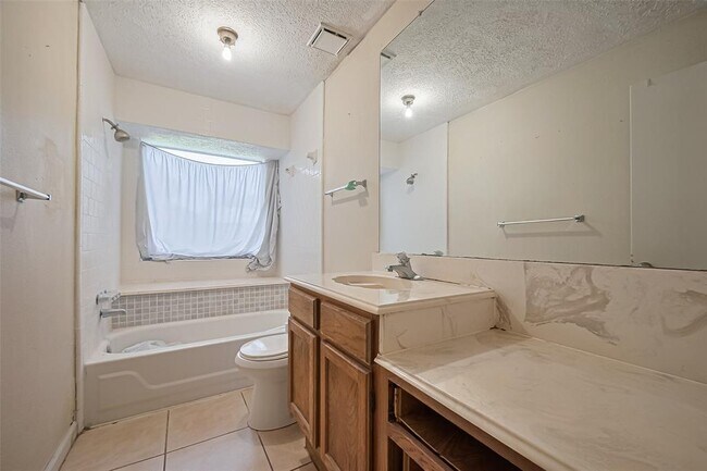 Building Photo - 3812 Redbud Dr