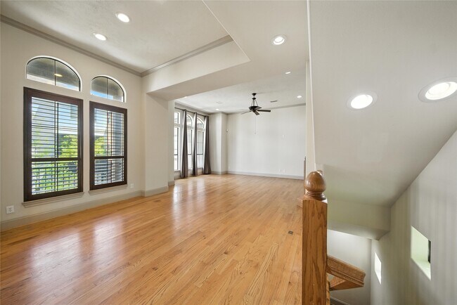 Building Photo - 2318 Camden Dr