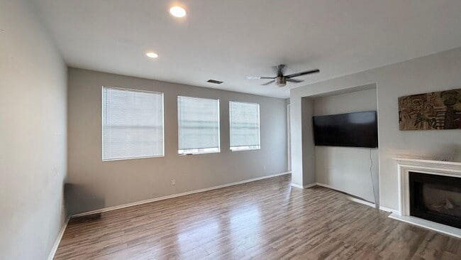 Building Photo - Chula Vista townhouse now available for rent