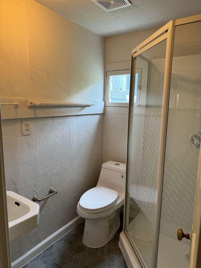 Building Photo - 1 bedroom 1 bath house