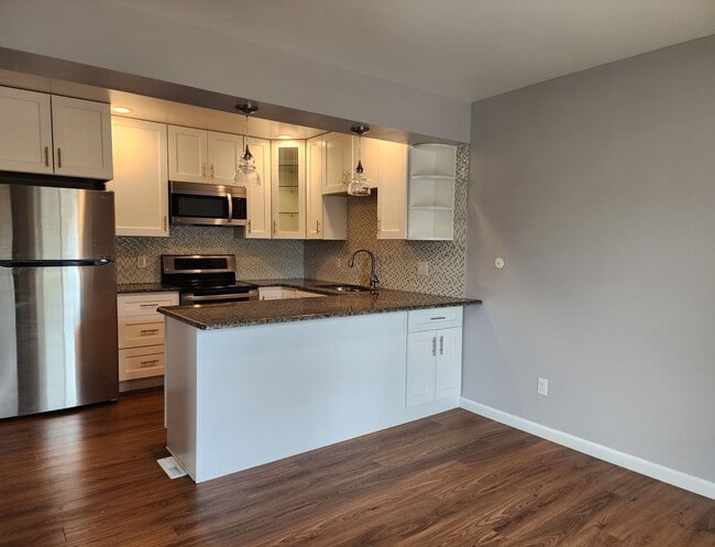Building Photo - Updated 3 Bedroom Townhome in Great Area!