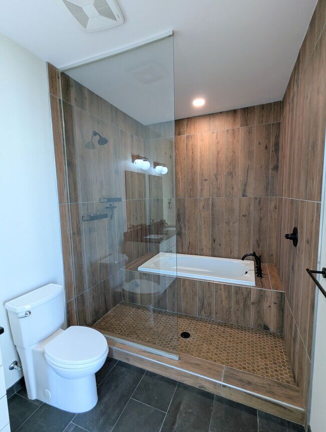 Building Photo - 2 Bedroom 2 Bathroom Condo at the Lawrence...