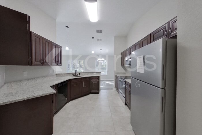 Building Photo - 820 Marion Oaks Manor