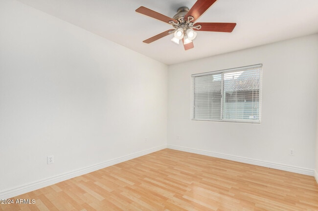 Building Photo - 8338 W Paradise Dr