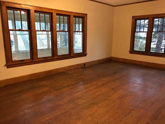 Building Photo - Spacious 4 Bedroom Home - Northside of Hol...