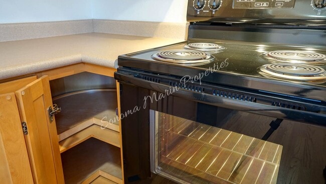 Building Photo - Lovely 3 Bedroom Townhouse ~ Water Included