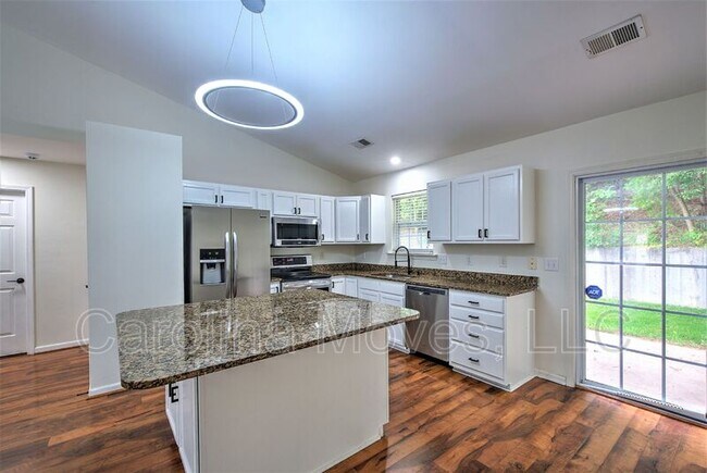 Building Photo - 406 Crescentwood Ct