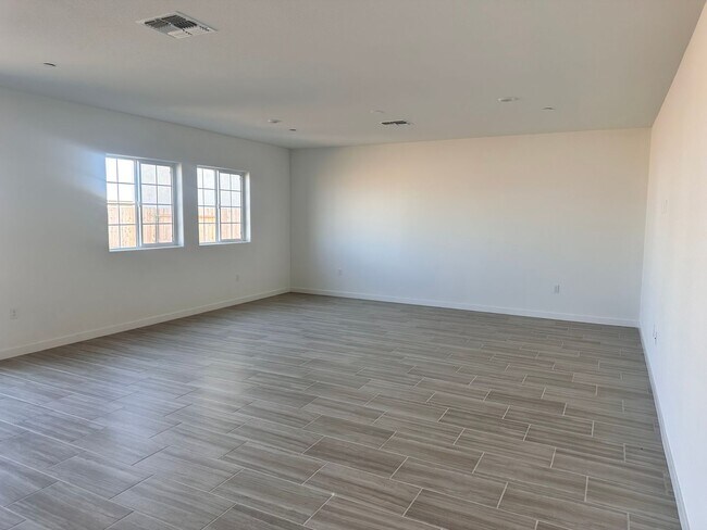 Building Photo - 1/2 off first full months rent with possession by 4/17/2026