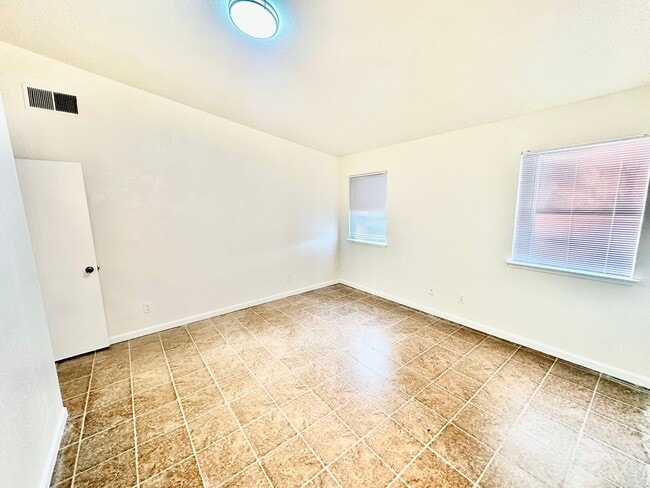 Building Photo - Spacious Selma 4/2 with Large Lot