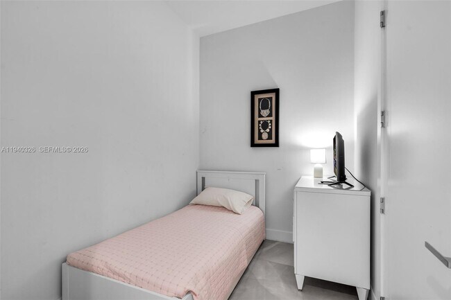 Building Photo - 18501 Collins Ave