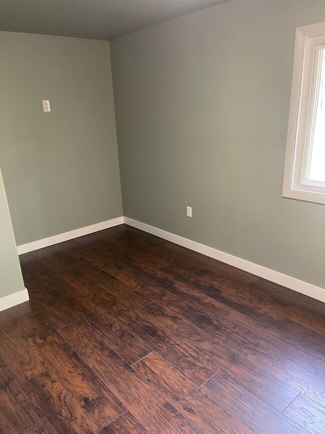 Building Photo - 4 Bedroom Home on 4 Acres, Crown Point Schools!