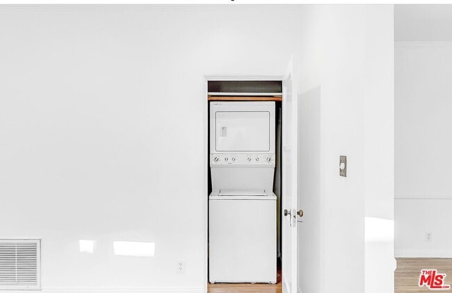 Building Photo - 1125 1/2 Glenville Dr