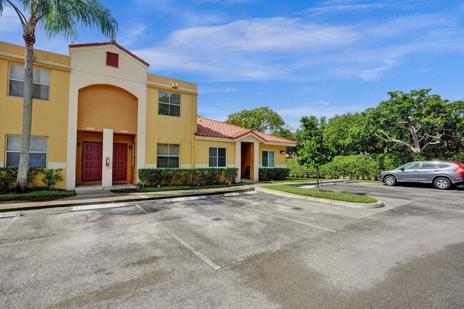 Building Photo - Townhouse with 2 Beds, 2.5 Baths, In-Unit Washer/Dryer, and Private Backyard