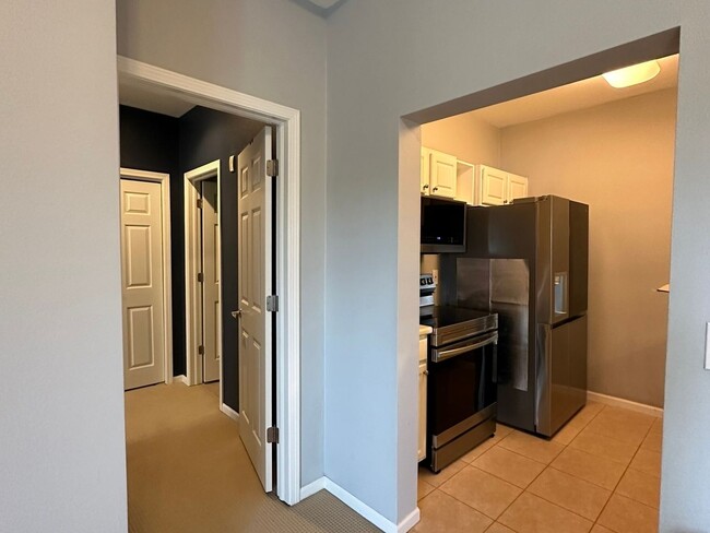 Building Photo - 3 Bedroom Apartment Style Condo in West De...